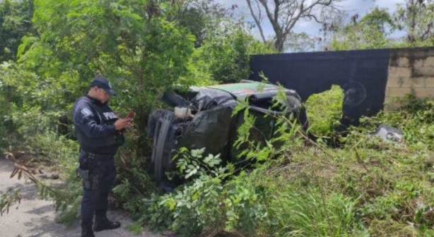 Conductor pierde el control tras dormitar y termina volcado sobre la carretera Playa del Carmen-Puerto Aventuras