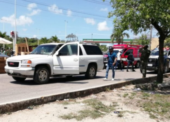 Riña entre delincuentes y policías deja un herido de bala y un detenido en Cancún