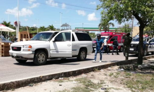 Riña entre delincuentes y policías deja un herido de bala y un detenido en Cancún