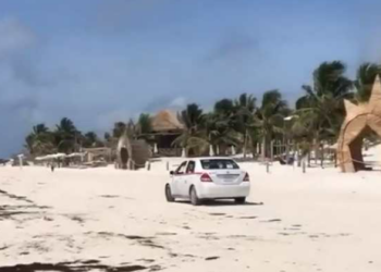 Captan a taxista circulando sobre la playa, en Tulum