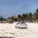 Captan a taxista circulando sobre la playa, en Tulum