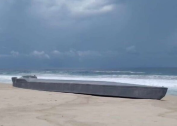 Abandonan en Oaxaca submarino hechizo para transportar droga