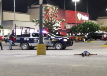 Asesinan a un hombre en el estacionamiento de un supermercado en Cancún