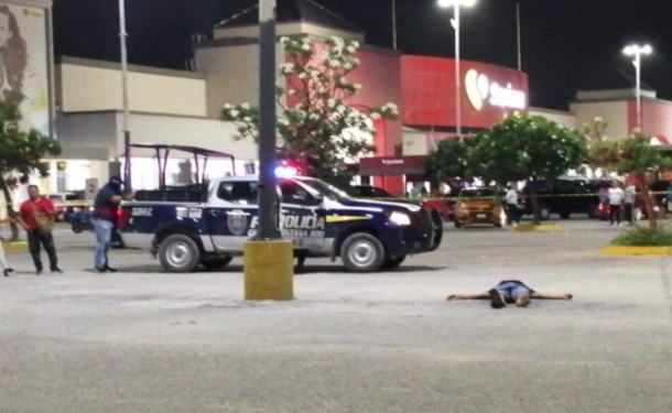 Asesinan a un hombre en el estacionamiento de un supermercado en Cancún
