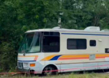 Elementos policíacos inician investigación tras hallar abandonado un camper con impactos de bala