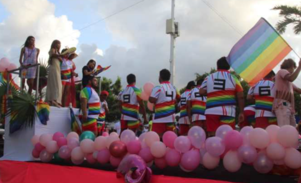 Más de 3 mil 500 personas convocó la marcha del orgullo gay en Cancún