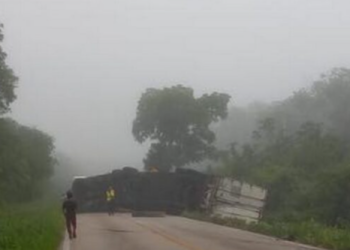 Tráiler se vuelca y termina bloqueando la carretera en José María Morelos, no hay lesionados