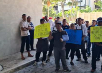 Trabajadores se manifiestan afuera del hotel Aloft Tulum exigiendo pago puntual