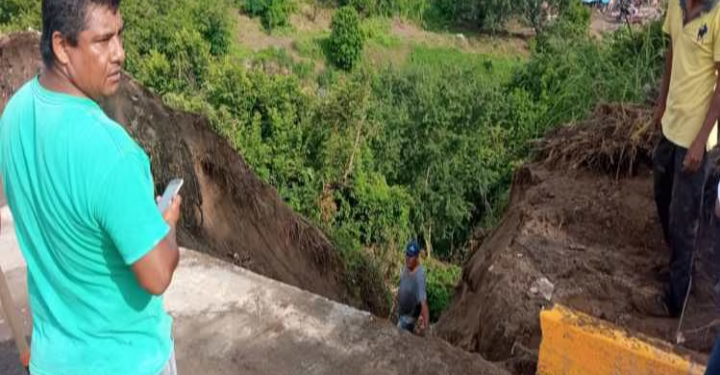 Se registra un deslave a un costado del puente Torrentes en Veracruz