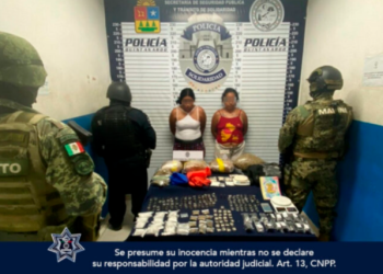 Detienen a dos mujeres con una réplica de arma de fuego y narcóticos en Playa del Carmen