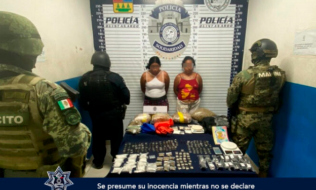 Detienen a dos mujeres con una réplica de arma de fuego y narcóticos en Playa del Carmen