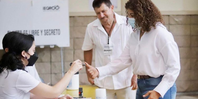 Leslie Hendricks Rubio emitió su voto en unas elecciones tranquilas