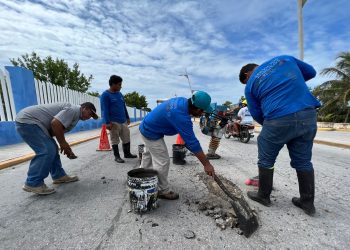 Avanzan trabajos de bacheo emergente en la zona turística de Isla Mujeres