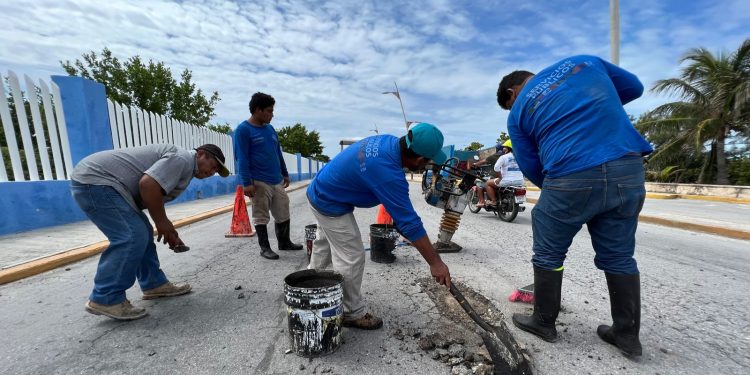 Avanzan trabajos de bacheo emergente en la zona turística de Isla Mujeres