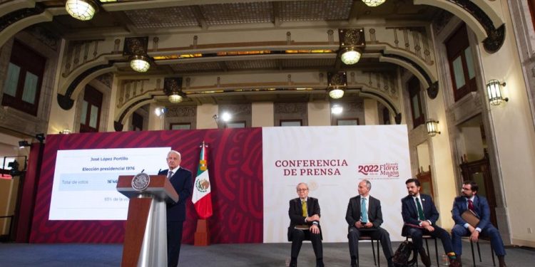 Presidente López Obrador presenta plan de seguridad social para periodistas independientes