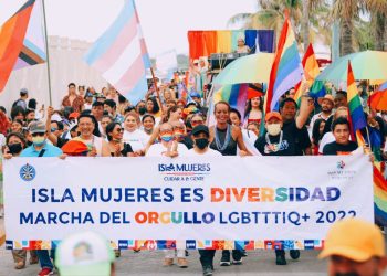 Gobierno de Isla Mujeres se suma a la marcha de la comunidad LGBTTTIQ+