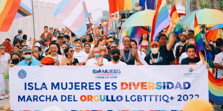 Gobierno de Isla Mujeres se suma a la marcha de la comunidad LGBTTTIQ+