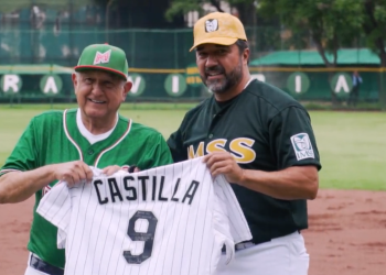 AMLO presume a su equipo de béisbol tras ganar al IMSS