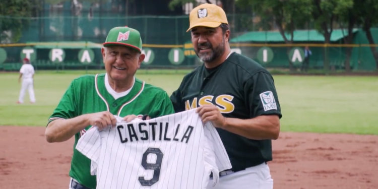 AMLO presume a su equipo de béisbol tras ganar al IMSS