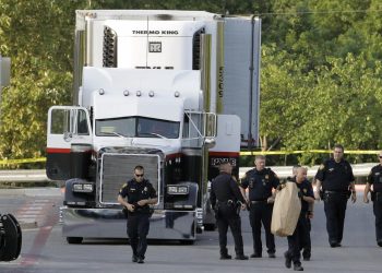 Migrantes hallados en un tráiler de Texas de los cuales 16 permanecen hospitalizados