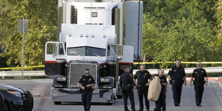 Migrantes hallados en un tráiler de Texas de los cuales 16 permanecen hospitalizados