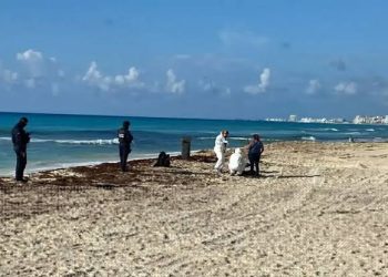 Encuentran cuerpo sin vida flotando en la playa Chac Mool de Cancún