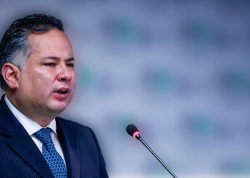 Vinculan a Santiago Nieto con presunta triangulación de recursos