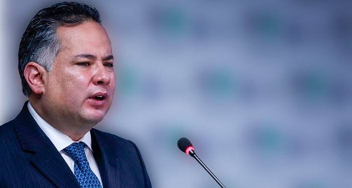 Vinculan a Santiago Nieto con presunta triangulación de recursos