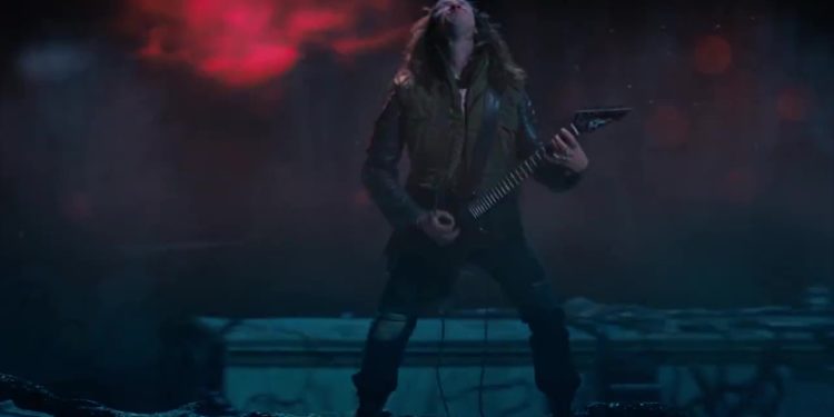 Metallica y Iron Maiden se sorprenden en Stranger Things tras escena Eddie Munson tocando la guitarra
