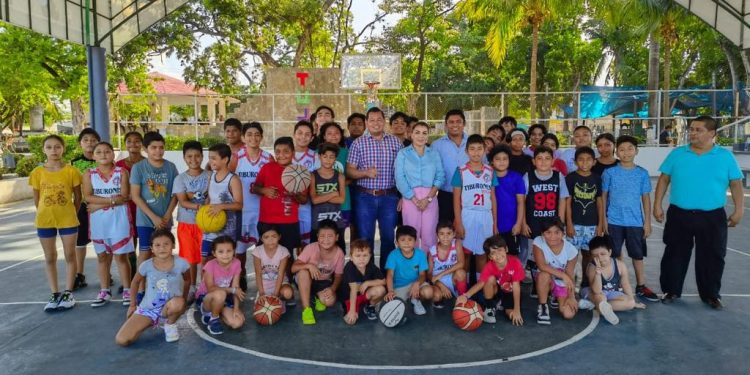 Regidores de Tulum apoyan con uniformes a los Tiburones