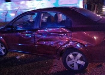 Sujeto en estado de ebriedad intenta huir tras chocar contra peritos en Playa del Carmen