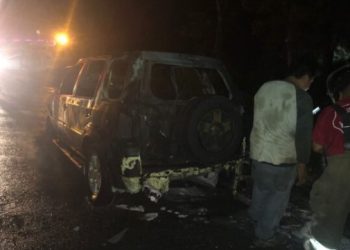 Reportan incendio de un auto en el bulevar Colosio