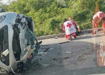 Un automóvil terminó volcado en la carretera 307 en Playa del Carmen