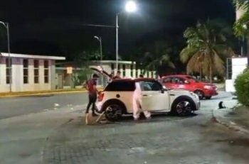 Pareja a bordo de un Mini Cooper es víctima de un ataque armado en Cancún
