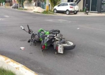 Conductor imprudente termina atropellando a motociclista en Cancún