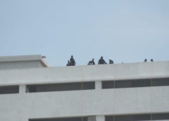 Policías realizan recorrido tras recibir reporte de gente armada en un hotel en construcción de Cancún