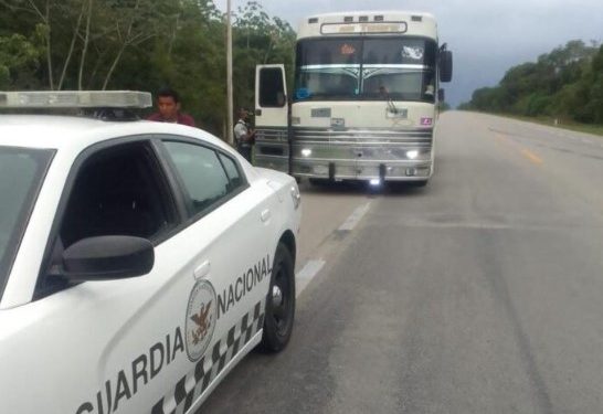 Aseguran autobús con 40 migrantes indocumentados en la carretera Felipe Carrillo Puerto-Tulum