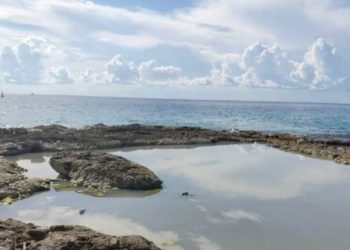 Denuncian públicamente como un edificio vierte agua con jabón directamente al mar en Cozumel
