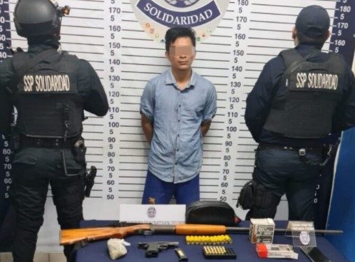 Aseguran a sujeto armado en Playa del Carmen