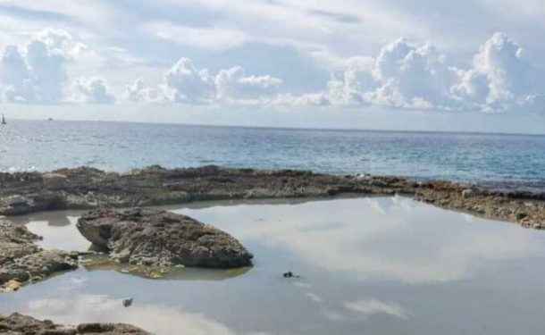 Denuncian públicamente como un edificio vierte agua con jabón directamente al mar en Cozumel