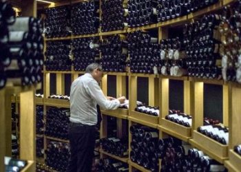 Detienen a ladrones de 45 botellas de vino valuadas en más de 1.6 millones de euros en España