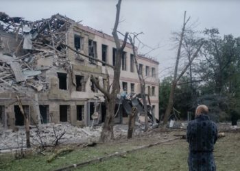Servicios de emergencia recuperaron tres cuerpos en una escuela de Ucrania, que fue atacada por un proyectil ruso