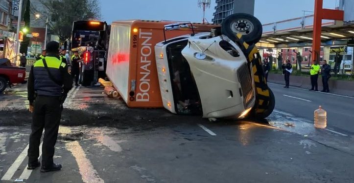 Choque de camión repartidor de agua provoca suspensión de servicio en la Línea 2 del metro
