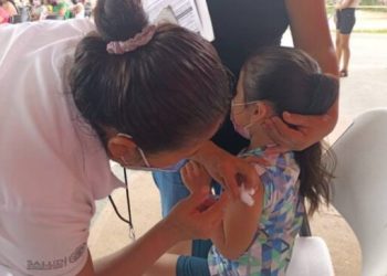 Padres de niños de 5 a 11 años hacen fila desde la madrugada para solicitar la dosis Pfizer Pediátrica en José María Morelos