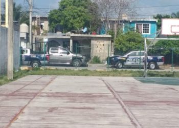 Ejecutan a posible contratista al interior de su camioneta en Cancún