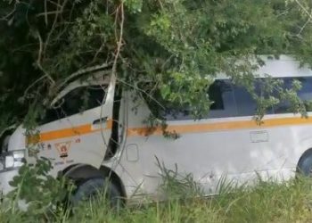 Van se sale de la carretera tras esquivar un tráiler que le cerró el paso en la entrada a Chetumal
