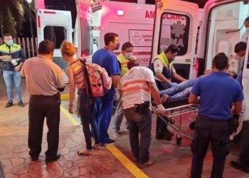 Vuelca camión con migrantes en Chiapas, 18 personas resultan heridas