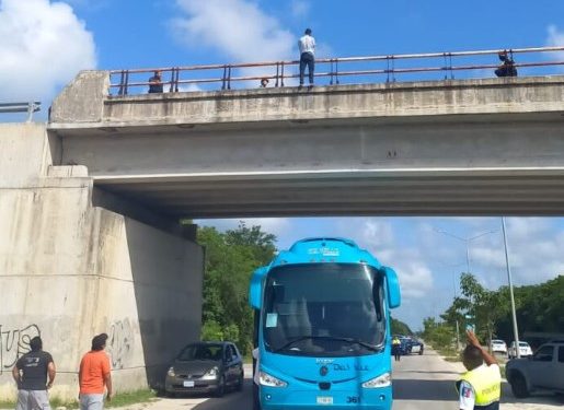Policías de Solidaridad evitan suicidio en puente de Playa del Carmen