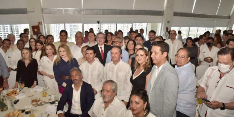 Marcelo Ebrard resalta ante Carlos Joaquín y empresarios las bondades de Quintana Roo