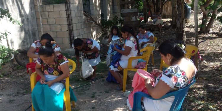 El Gobierno del Estado impulsa la actividad artesanal entre mujeres mayas: SEDE